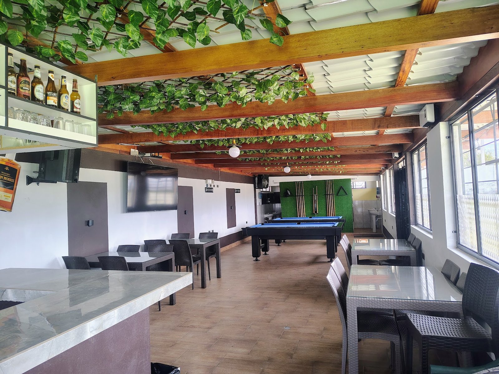 Área de mesas y restaurante