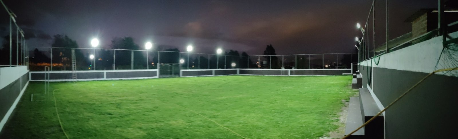 Cancha iluminada de noche